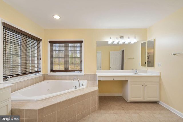 3679 EXPEDITION DR, Triangle, VA 22172