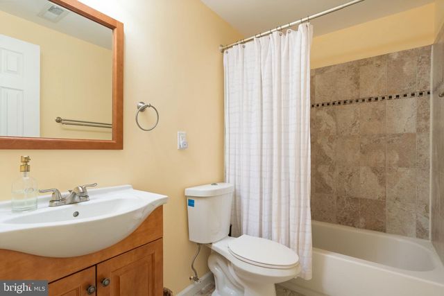 3679 EXPEDITION DR, Triangle, VA 22172