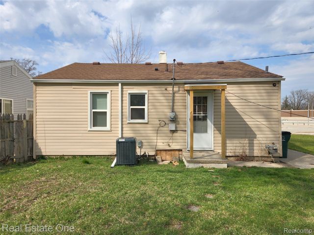 628 E JARVIS Avenue, Hazel Park, MI 48030
