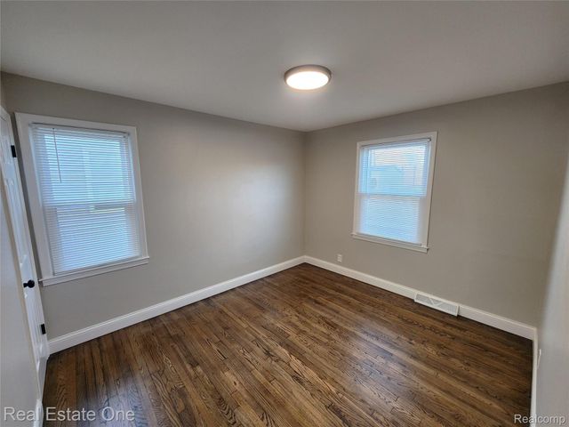 628 E JARVIS Avenue, Hazel Park, MI 48030