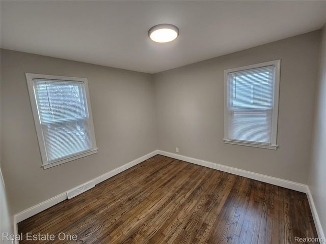 628 E JARVIS Avenue, Hazel Park, MI 48030