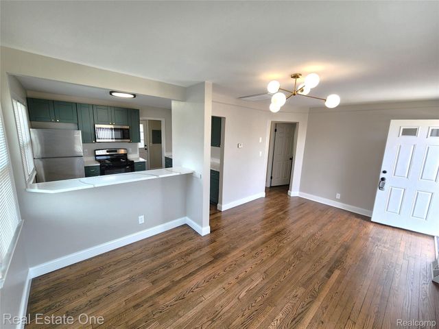 628 E JARVIS Avenue, Hazel Park, MI 48030