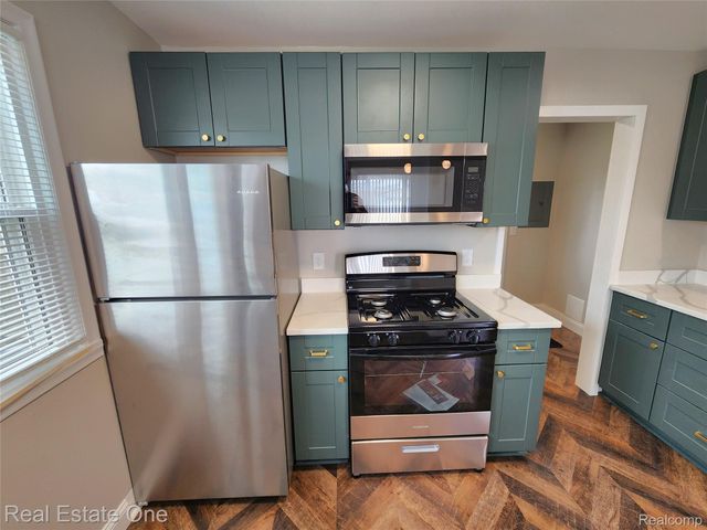 628 E JARVIS Avenue, Hazel Park, MI 48030
