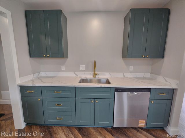 628 E JARVIS Avenue, Hazel Park, MI 48030