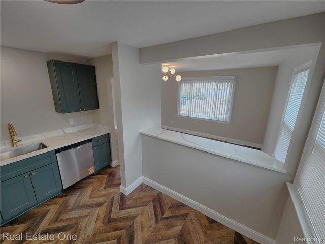 628 E JARVIS Avenue, Hazel Park, MI 48030