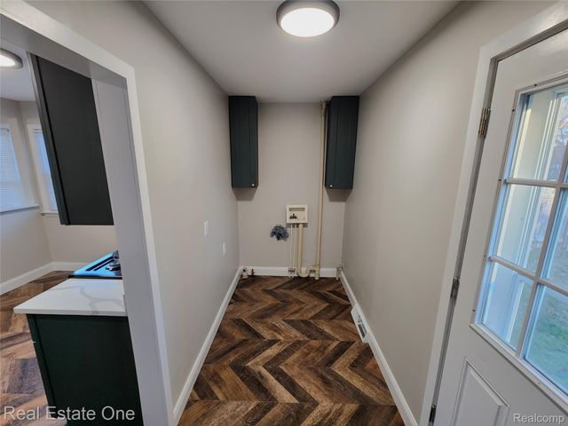 628 E JARVIS Avenue, Hazel Park, MI 48030