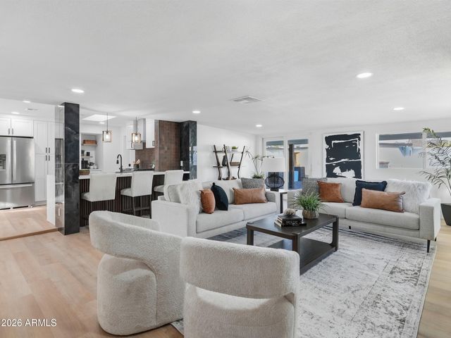 8025 N 11TH Place, Phoenix, AZ 85020