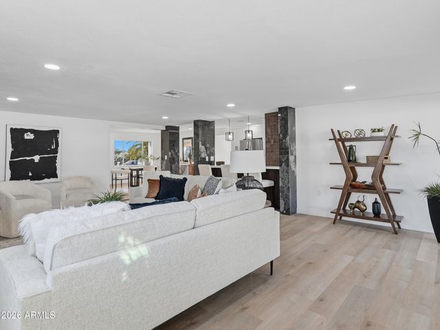 8025 N 11TH Place, Phoenix, AZ 85020