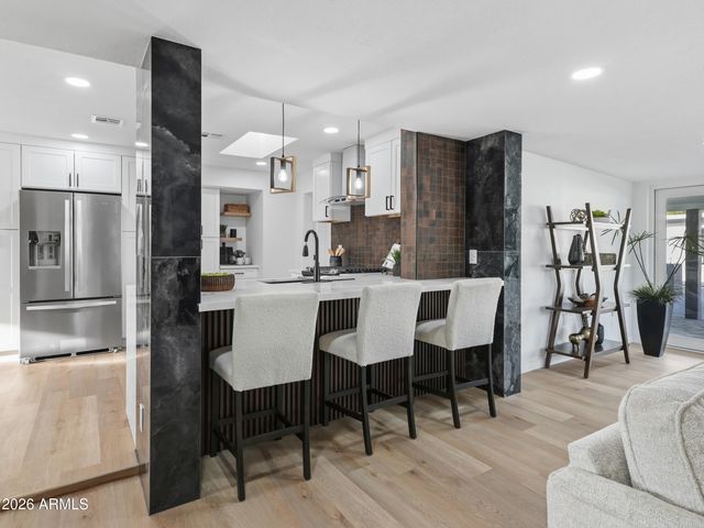 8025 N 11TH Place, Phoenix, AZ 85020