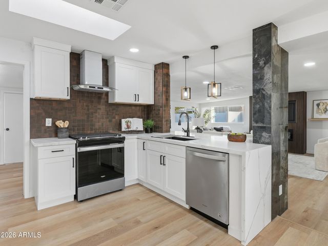 8025 N 11TH Place, Phoenix, AZ 85020