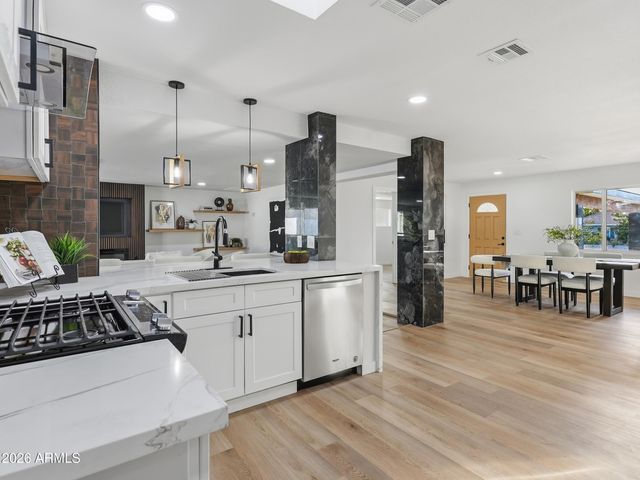 8025 N 11TH Place, Phoenix, AZ 85020