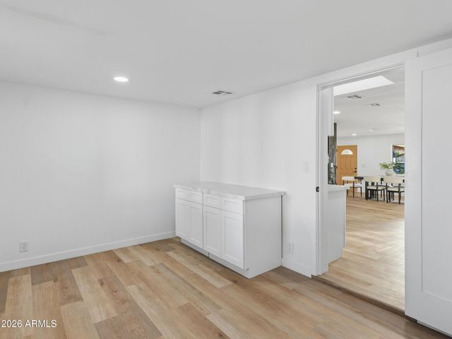 8025 N 11TH Place, Phoenix, AZ 85020