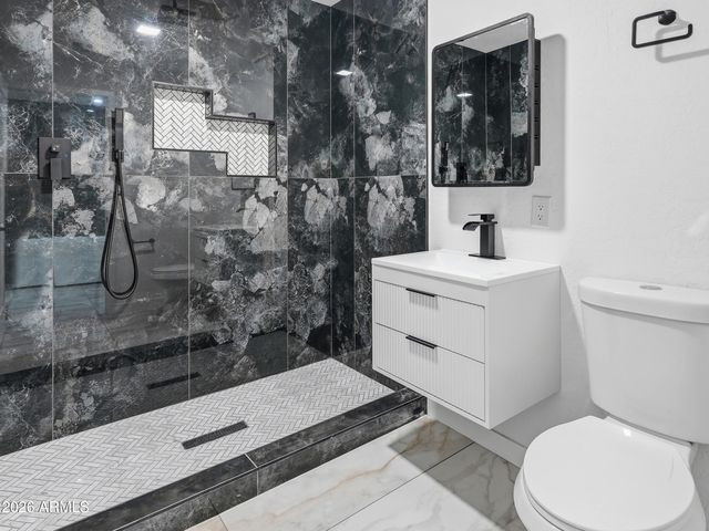 8025 N 11TH Place, Phoenix, AZ 85020