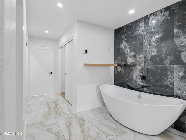 8025 N 11TH Place, Phoenix, AZ 85020