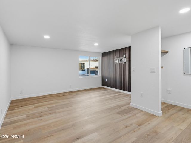 8025 N 11TH Place, Phoenix, AZ 85020