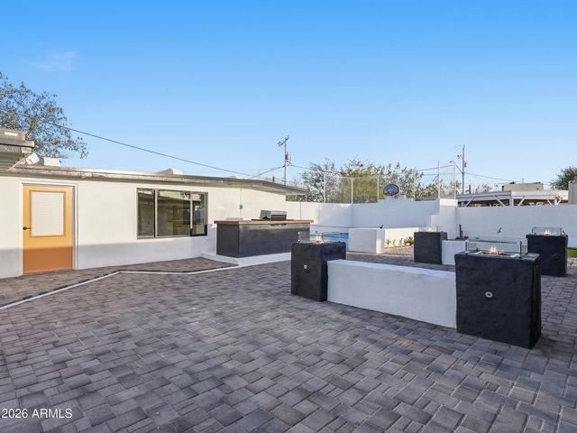 8025 N 11TH Place, Phoenix, AZ 85020