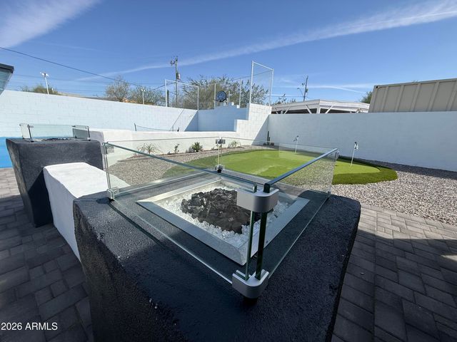 8025 N 11TH Place, Phoenix, AZ 85020