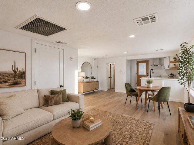 8025 N 11TH Place, Phoenix, AZ 85020