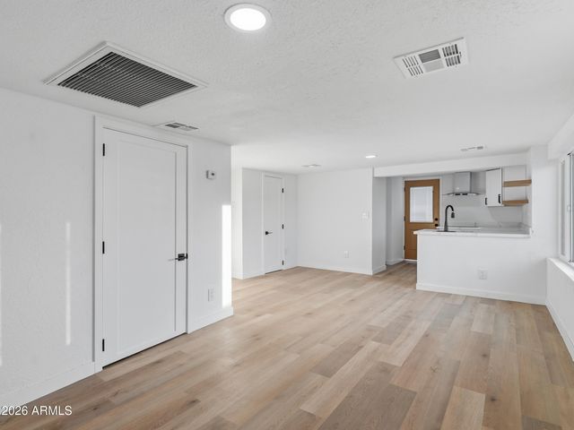 8025 N 11TH Place, Phoenix, AZ 85020