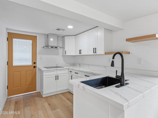 8025 N 11TH Place, Phoenix, AZ 85020