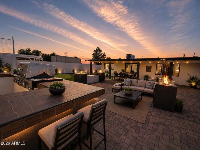 8025 N 11TH Place, Phoenix, AZ 85020