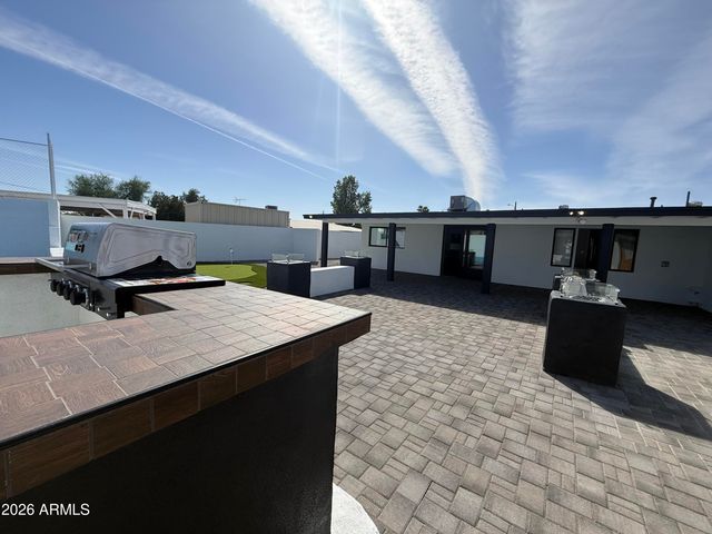 8025 N 11TH Place, Phoenix, AZ 85020