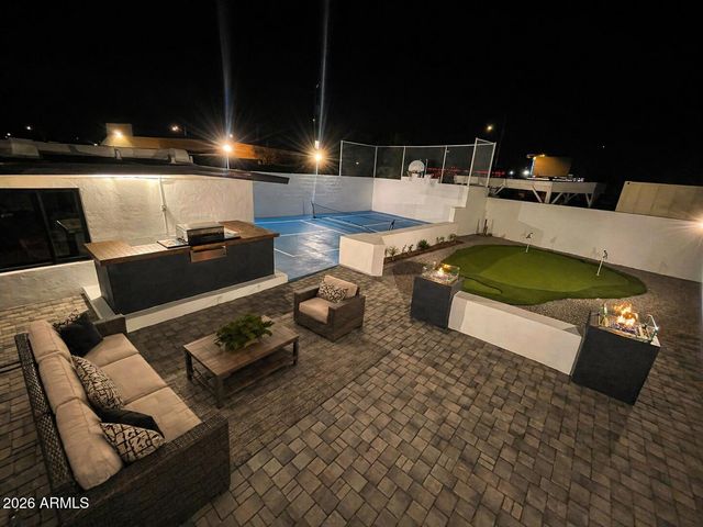 8025 N 11TH Place, Phoenix, AZ 85020