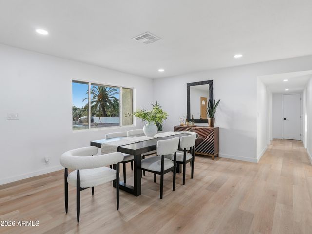 8025 N 11TH Place, Phoenix, AZ 85020