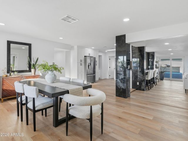 8025 N 11TH Place, Phoenix, AZ 85020