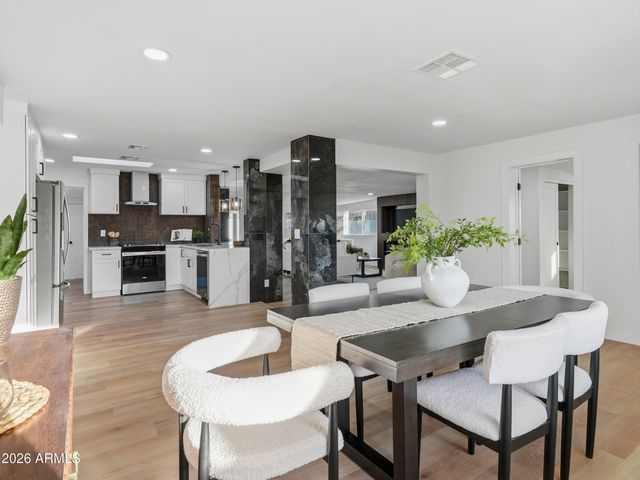 8025 N 11TH Place, Phoenix, AZ 85020