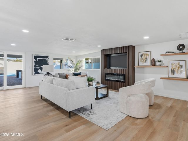 8025 N 11TH Place, Phoenix, AZ 85020