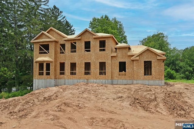 760 Pascack Road, Twp Of Washington, NJ 07676