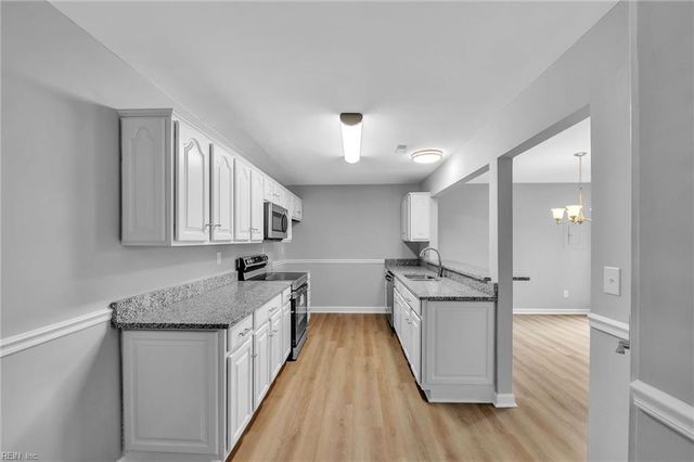 533 E Lake CIR, Chesapeake, VA 23322