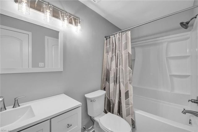 533 E Lake CIR, Chesapeake, VA 23322