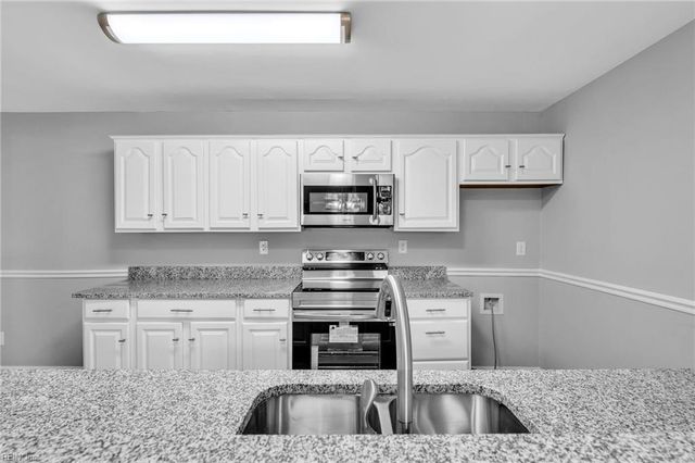 533 E Lake CIR, Chesapeake, VA 23322