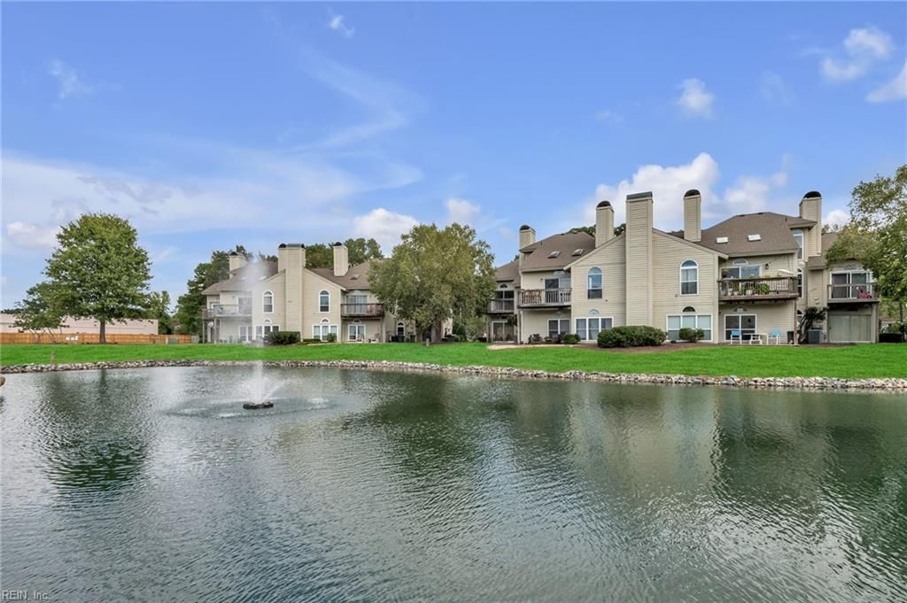 533 E Lake CIR, Chesapeake, VA 23322