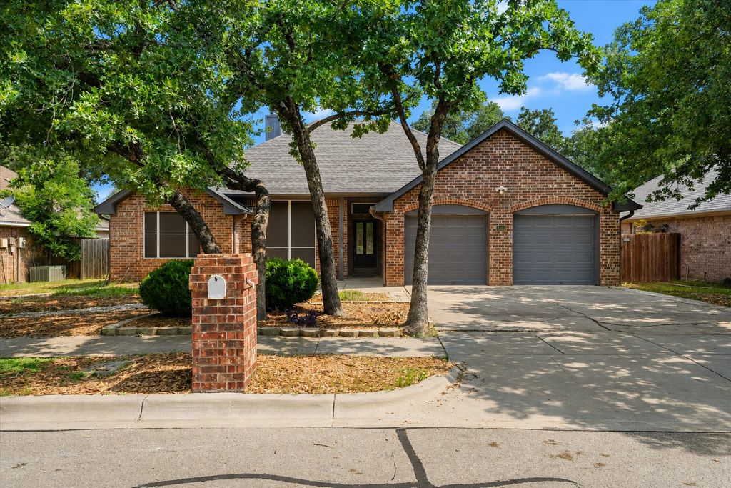 2305 Whispering Oaks, Denton, TX 76209
