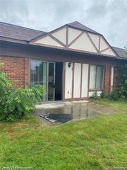 29900 N Grand Oaks Drive 26, Warren, MI 48092