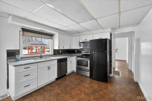 9821 Zenith Drive, St Louis, MO 63123