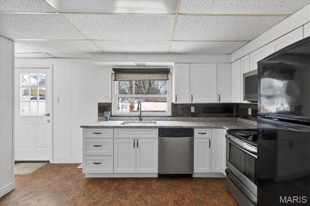 9821 Zenith Drive, St Louis, MO 63123