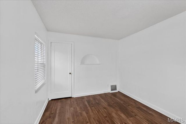 9821 Zenith Drive, St Louis, MO 63123