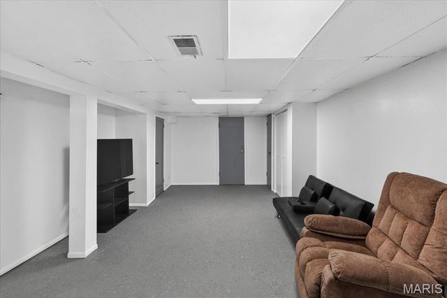 9821 Zenith Drive, St Louis, MO 63123