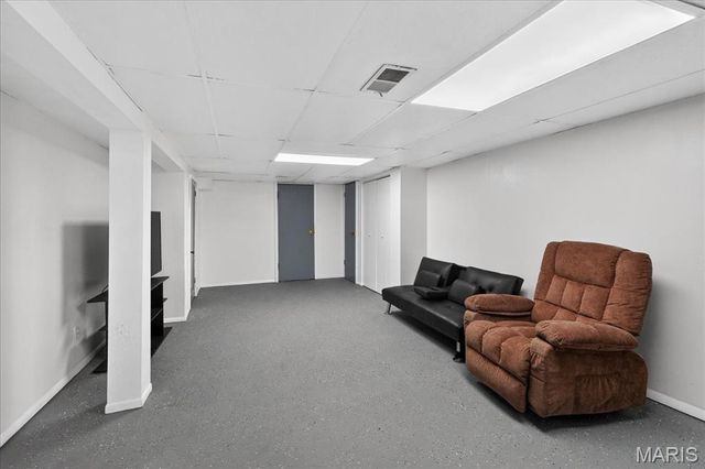 9821 Zenith Drive, St Louis, MO 63123