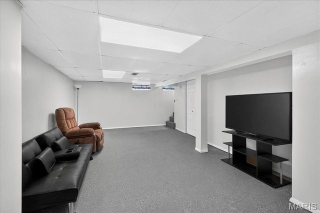 9821 Zenith Drive, St Louis, MO 63123