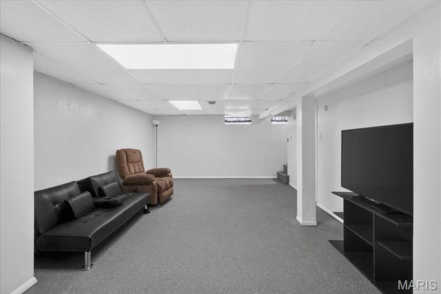 9821 Zenith Drive, St Louis, MO 63123