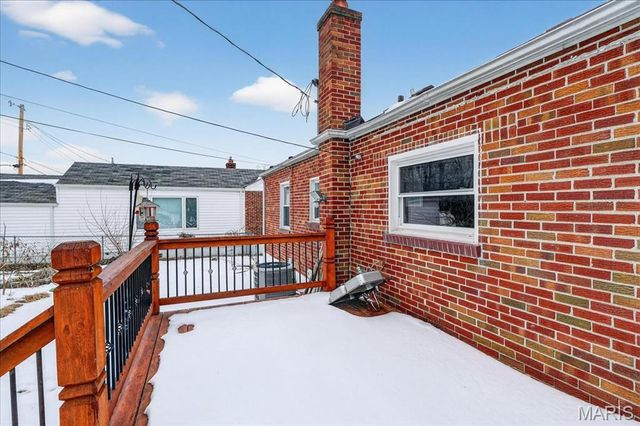 9821 Zenith Drive, St Louis, MO 63123