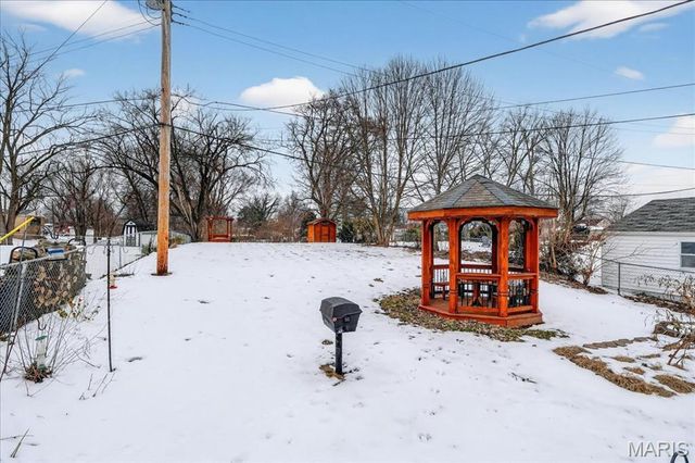 9821 Zenith Drive, St Louis, MO 63123