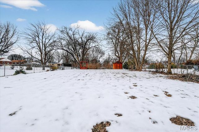 9821 Zenith Drive, St Louis, MO 63123