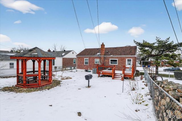 9821 Zenith Drive, St Louis, MO 63123