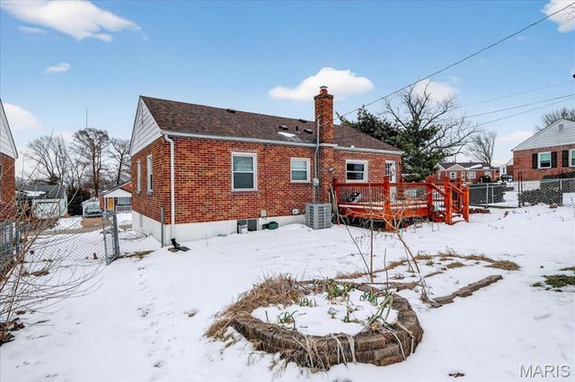 9821 Zenith Drive, St Louis, MO 63123